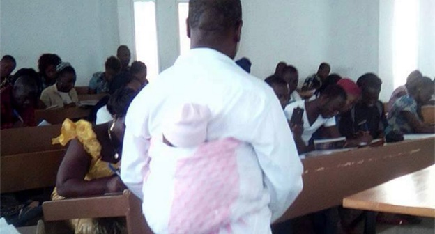Bouaké : Pour faire cesser ses pleurs, un professeur porte l’enfant d’une étudiante pendant les examens