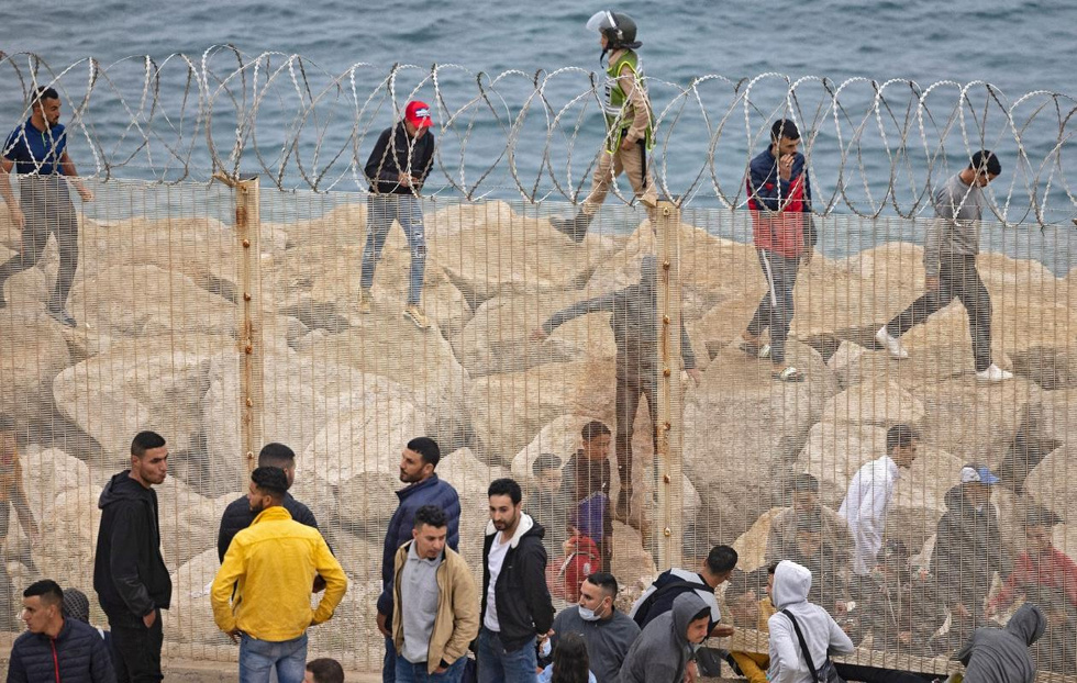 Ceuta sous pression : près de 60 000 migrants franchissent la frontière en quelques jours