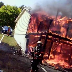 Un pompier filme un impressionnant incendie avec une caméra sur son casque