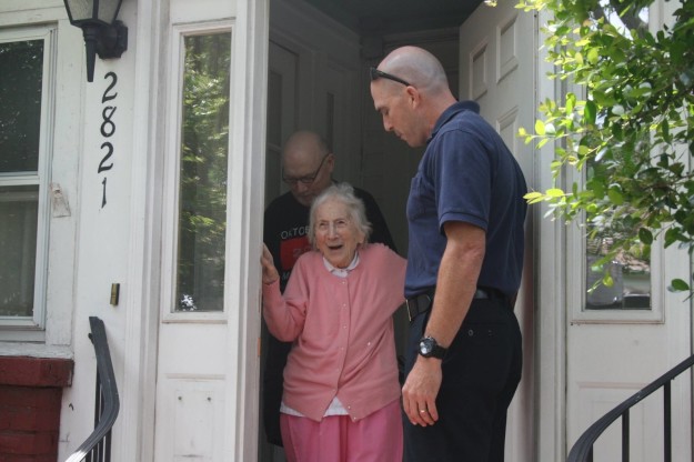 Cette femme honorée par des pompiers pour ses 100 ans est merveilleuse