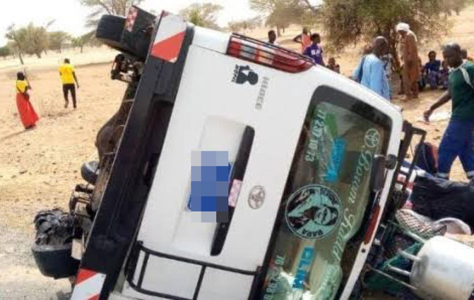Aéré Lao-Pété : un mini-car se renverse après une tentative d’évitement, un passager légèrement blessé