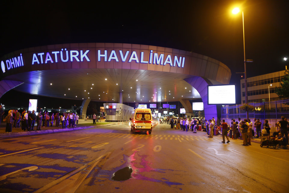 Turquie : Au moins 10 morts dans un double attentat suicide à l'aéroport d'Istanbul