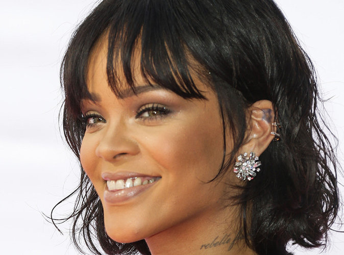 Rihanna : Découvrez comment elle remercie ses fans qui l'attendent des heures sous la pluie !