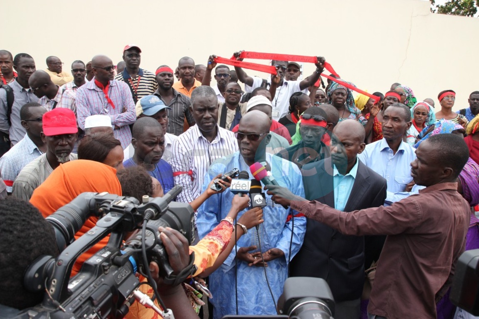 En images le sit-in des travailleurs civils de la base des éléments français au Sénégal