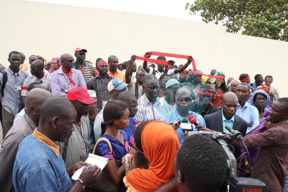 En images le sit-in des travailleurs civils de la base des éléments français au Sénégal