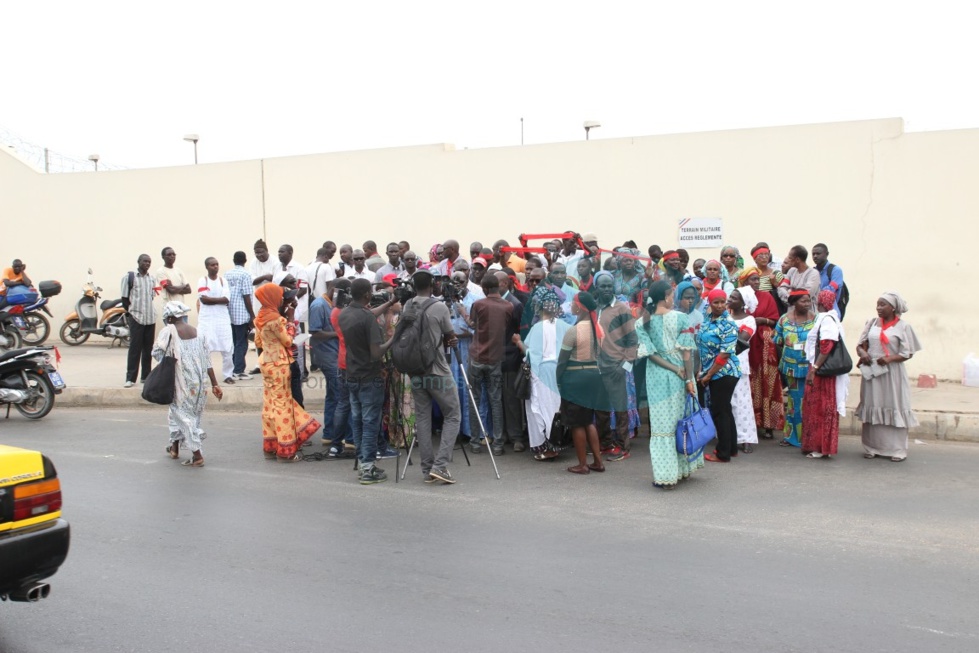 En images le sit-in des travailleurs civils de la base des éléments français au Sénégal