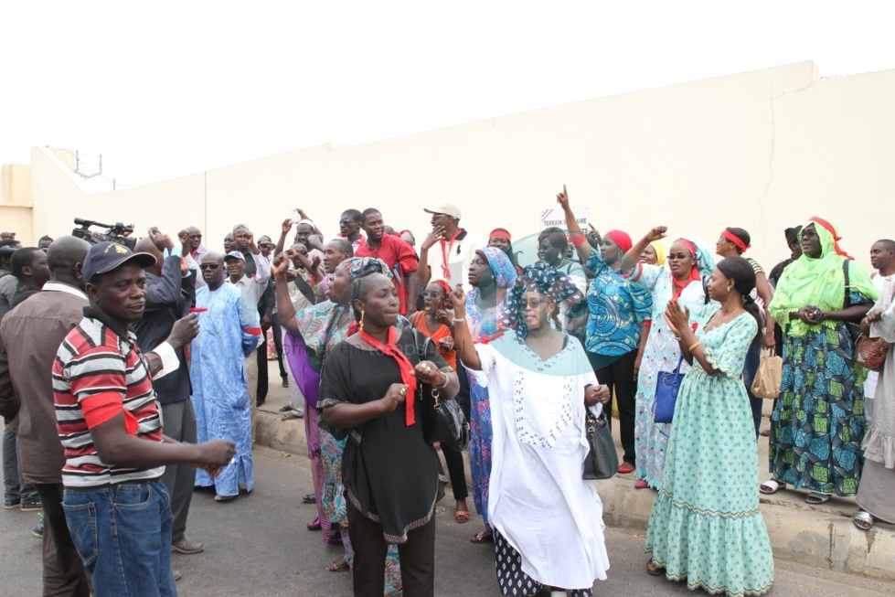 En images le sit-in des travailleurs civils de la base des éléments français au Sénégal