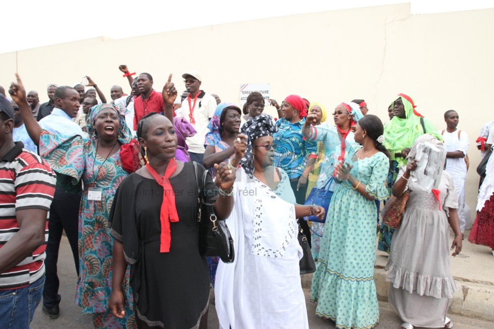 En images le sit-in des travailleurs civils de la base des éléments français au Sénégal