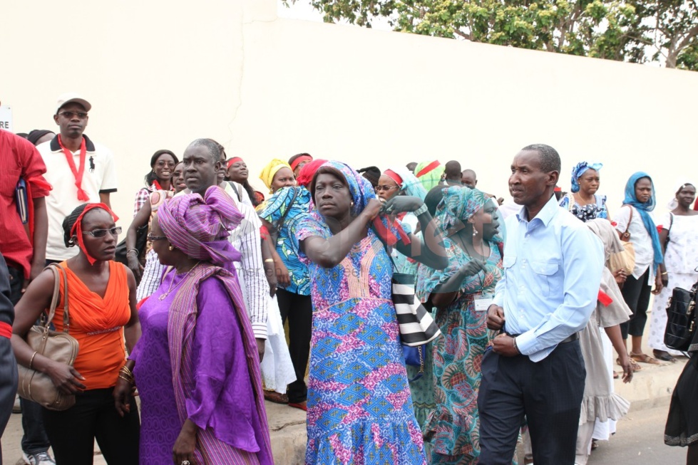 En images le sit-in des travailleurs civils de la base des éléments français au Sénégal