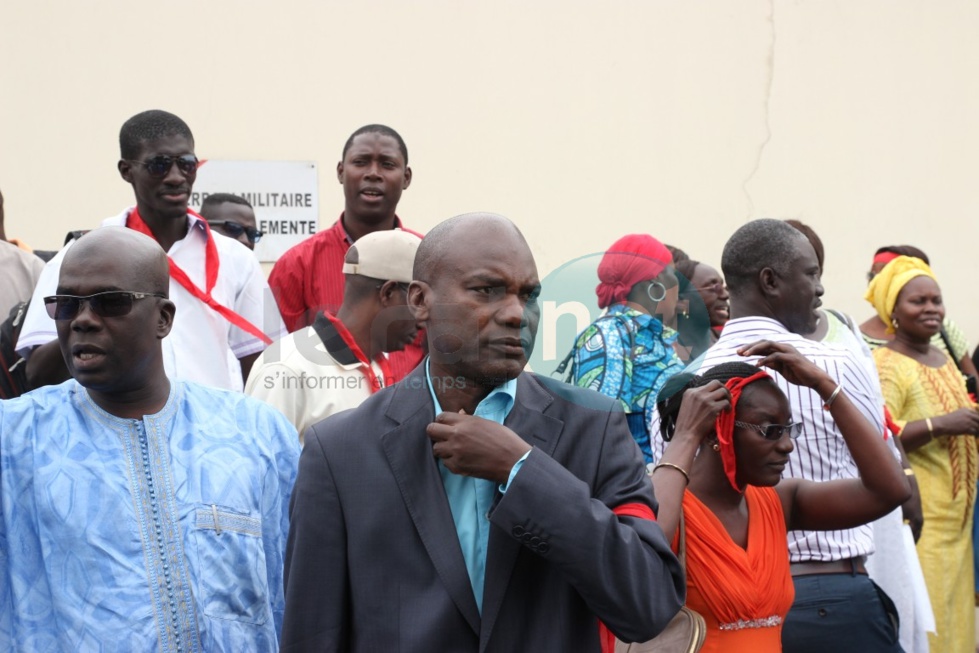 En images le sit-in des travailleurs civils de la base des éléments français au Sénégal