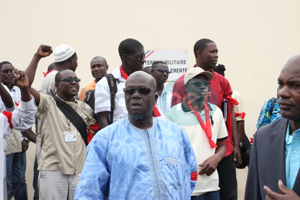 En images le sit-in des travailleurs civils de la base des éléments français au Sénégal