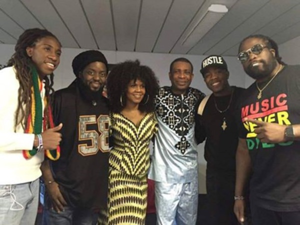 Youssou Ndour en compagnie des membres du groupe « Morgan Heritage »