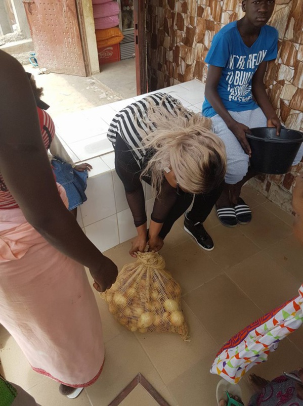 La chanteuse GuiGui distribue des denrées à ses voisins musulmans pour la Korité (Photos)