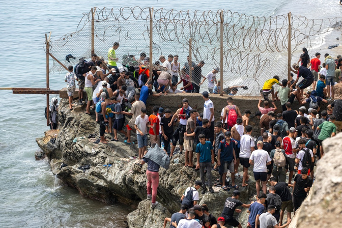 Ceuta : un mois après la crise, la situation des jeunes migrants marocains toujours en suspens