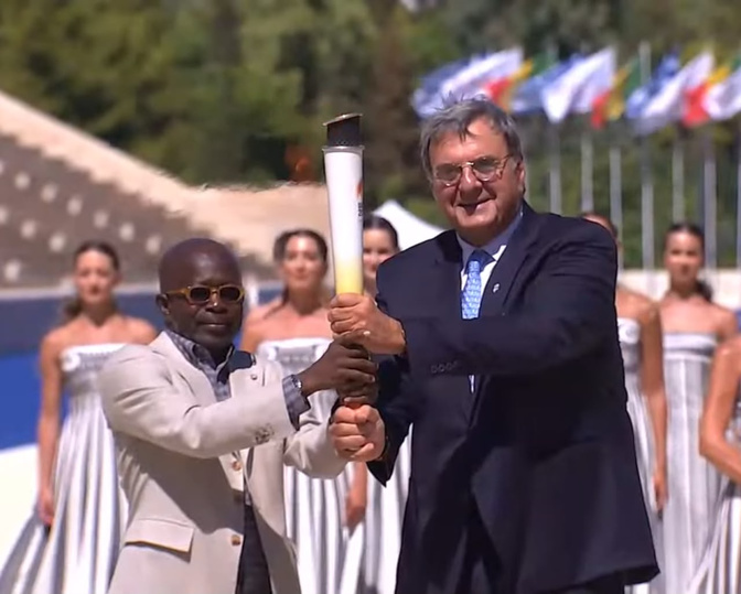 Dakar 2026 : la flamme olympique quitte Athènes, le Sénégal se prépare à accueillir le monde