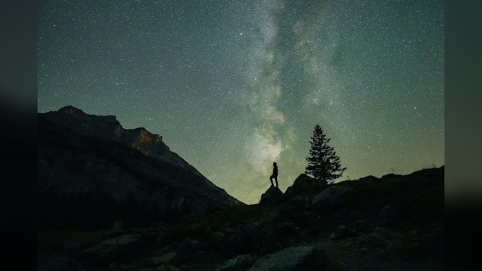 Le ciel étoilé au-dessus de nous : ce que l'immensité apprend à ceux qui la regardent