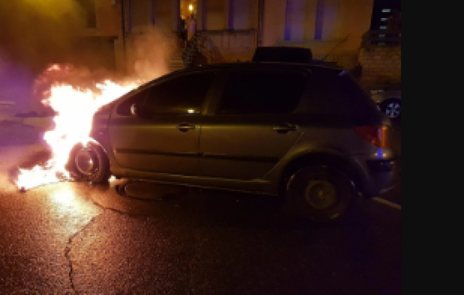 Podor : une voiture ravagée par les flammes à la gare routière