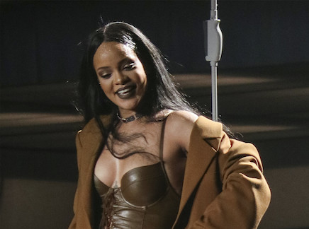 Rihanna : on lui jette un soutien-gorge sur scène, sa réponse est parfaite !