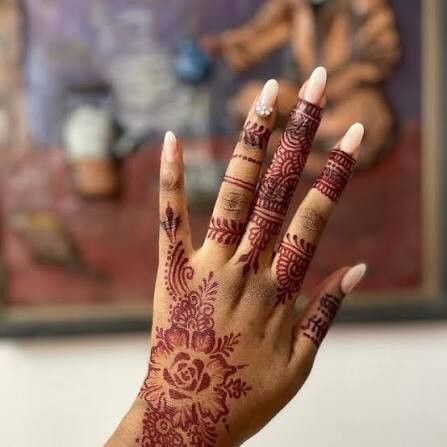 Le henné, nouvelle manne pour les tatoueurs du marché des Hlm