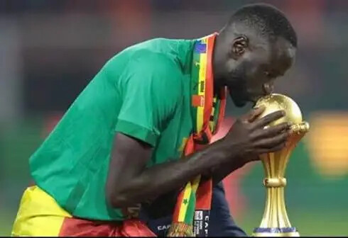 Cheikhou Kouyaté annonce la fin de sa carrière internationale