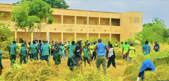Bakel : le conseil consultatif des jeunes mobilise pour désherber le lycée Waoundé Ndiaye