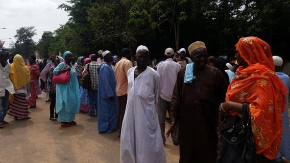 Vidéo et photos - Gambie : Mobilisation de militants et parents devant la Haute Cour de justice pour soutenir Ousaïnou Darboe et Cie