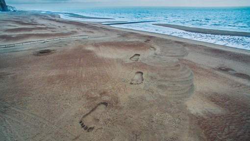 Des mystérieuses empreintes de pied à Ostende