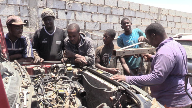 Au marché du Crédit foncier, les mécaniciens face au défi de l'électronique automobile