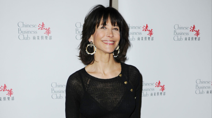 Sophie Marceau déclenche la colère des inter­nautes pour avoir soutenu un méde­cin contro­versé