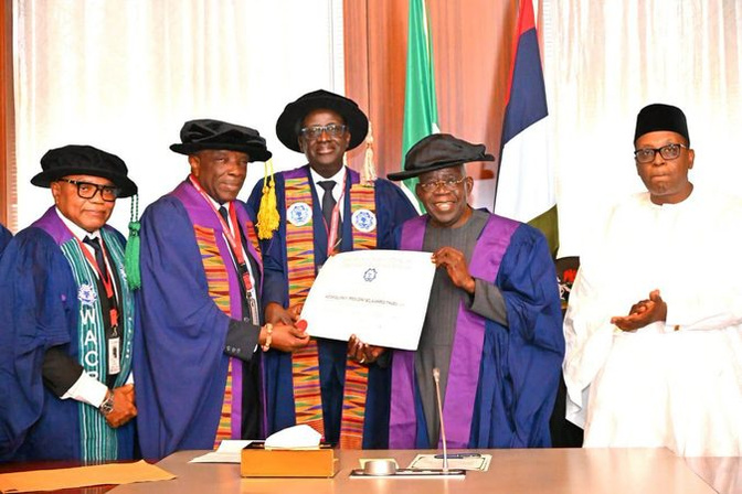 Le président nigérian Bola Tinubu honoré par le Collège ouest-africain des médecins