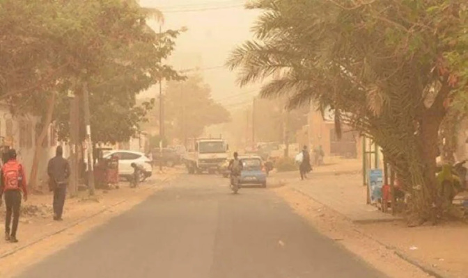 Un voile de poussière enveloppe Dakar le week-end dernier