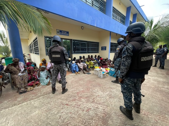 Ziguinchor : la gendarmerie démantèle le siège du MFDC et interpelle 28 individus, des drapeaux et des documents saisis