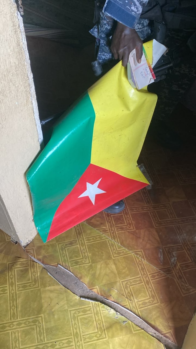 Ziguinchor : la gendarmerie démantèle le siège du MFDC et interpelle 28 individus, des drapeaux et des documents saisis