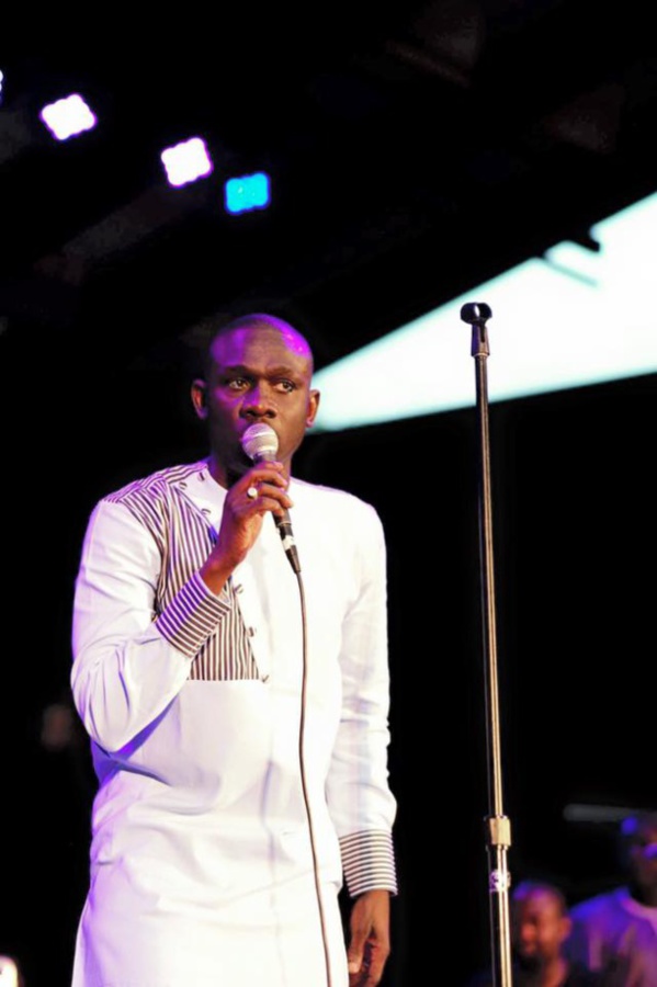 Pape Diouf très chic sur scène