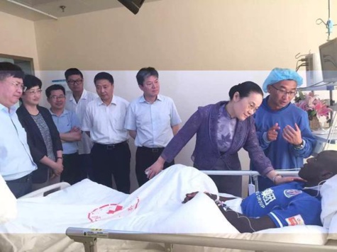 Photos : Demba Bâ sur son lit d’hôpital, ses premiers mots après sa blessure