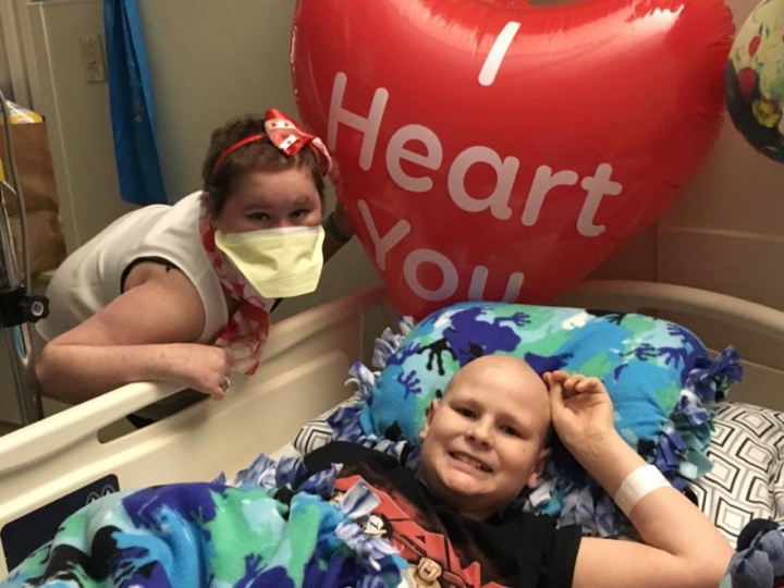 2 ados de 12 ans combattent le cancer avec leur amour