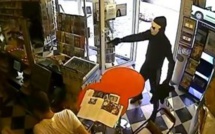 Hilarant : un vendeur ignore le cambrioleur qui braque la caisse