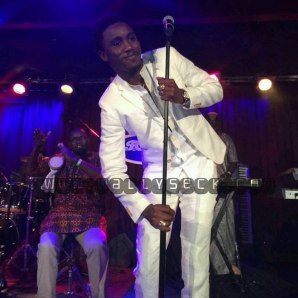 Waly Seck très classe sur scène