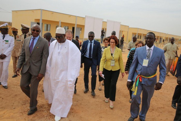 Cérémonie de pose de la première pierre du Lycée de Keur Massar : Serigne Mbaye Thiam reçoit les félicitations du Président Macky Sall