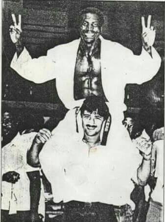 Ankiling Diabone tout heureux aux championnats d'Afrique de Judo de Dakar, juin 1983.