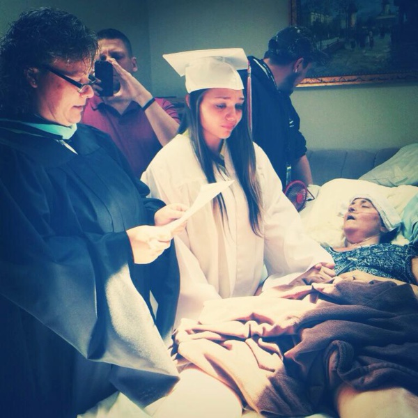 Une ado passe sa remise de diplôme à l’hôpital pour sa mère mourante