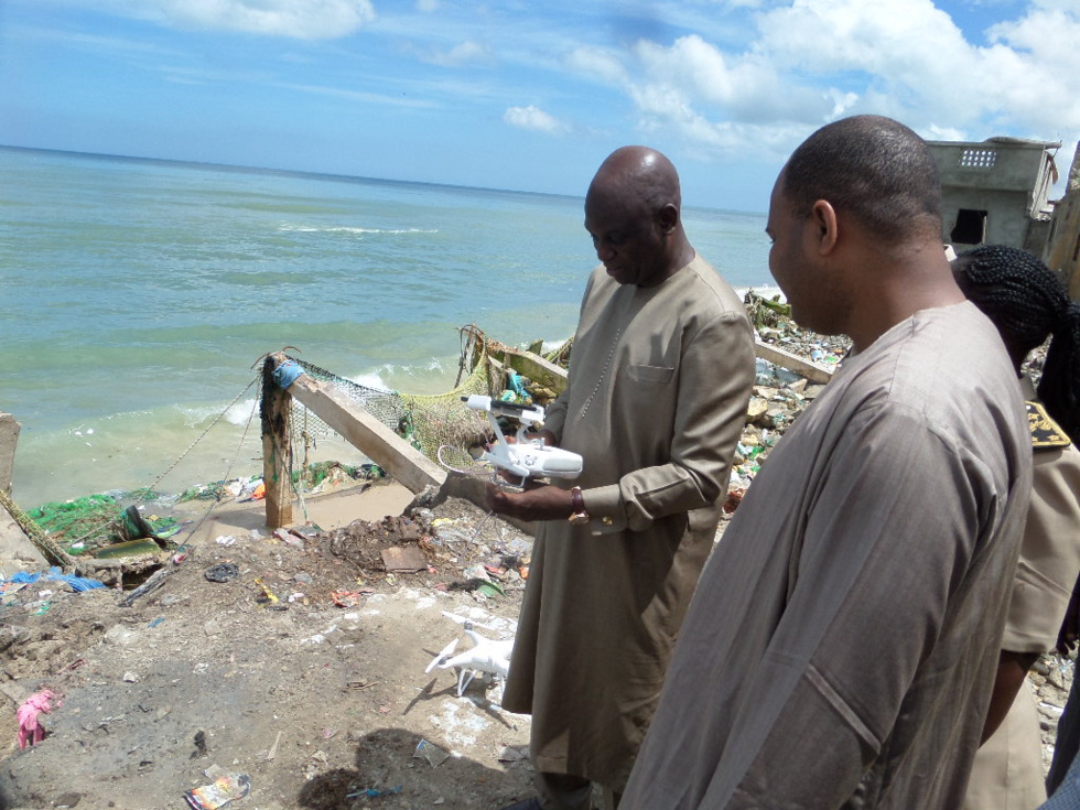 En images la visite du ministre de l'Environnement dans la Langue de Barbarie à Saint-Louis