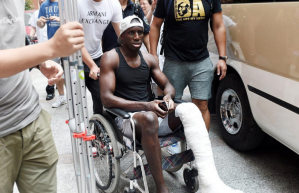 Arrêt sur image : Demba Bâ quittant l’hôpital sur une chaise roulante