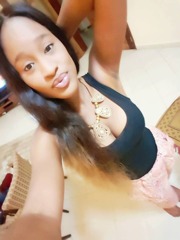 Esther Ndiaye en mode selfie…