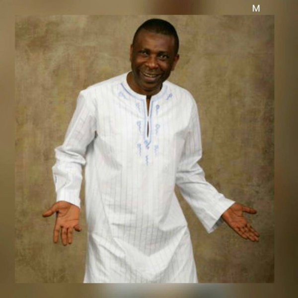 Youssou Ndour très classe en blanc