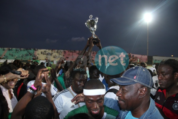 VIDEO - Vive altercation entre Mbalaxmen et Rappeurs au Stade Demba Diop