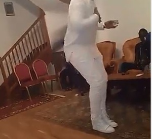 Vidéo : A vous de juger le comportement de ce Oussou BB toujours en compagnie de la gente féminine dans les boites de nuit