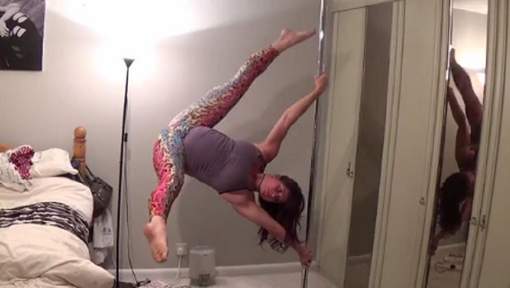 Elle fait du pole dance entre deux contractions