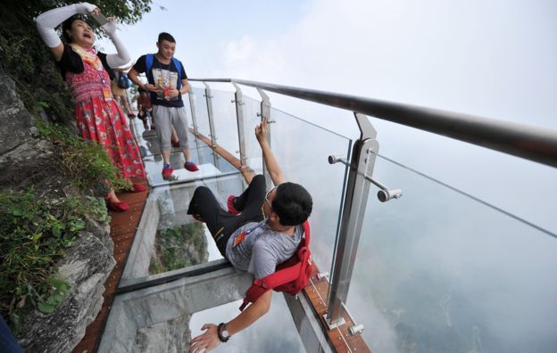 Un pont en verre à 300 mètres au-dessus du vide ? Pour ceux qui ont le vertige, c'est le pont le plus cauchemardesque du monde !