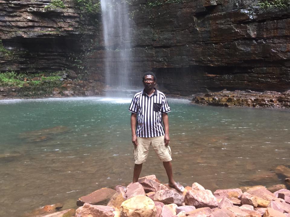 Photos : Le Professeur Mary Teuw Niane, en tic tic et short, très relax aux chutes de Dindifélo